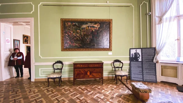 LVIV, UCRÂNIA - DEZEMBRO 7, 2019: Vista interior do belo museu de pinturas do Palácio Potocki . — Fotografia de Stock