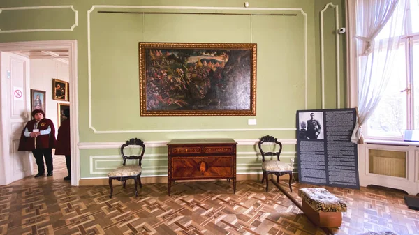 Lviv, Oekraïne - 7 december 2019: Binnenkant van het prachtige museum van schilderijen in het Potocki Paleis. — Stockfoto