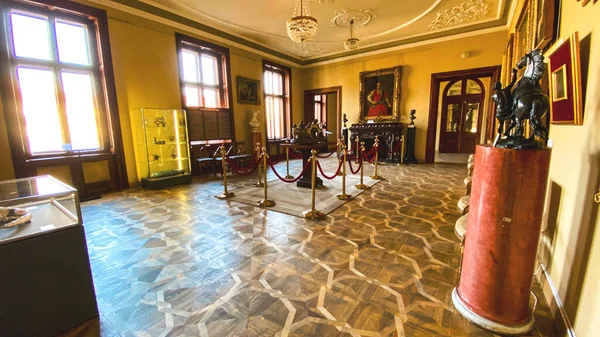Львов, Украина - 7 ДЕКАБРЯ 2019 года: Комната в музее Потоцкого дворца с картинами, экспонатами . — стоковое фото