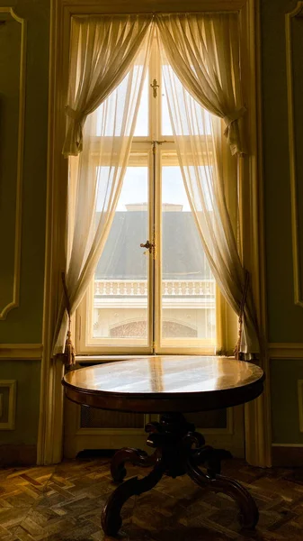 Detalle interior con hermosas cortinas delicadas. La luz atraviesa la ventana . — Foto de Stock