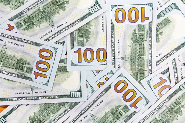 Una pila de billetes estadounidenses con retratos presidenciales. Efectivo de billetes de dólar, imagen de fondo del dólar — Foto de Stock