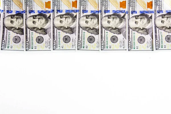 Ein Stapel von uns Banknoten mit Porträts des Präsidenten. Bargeld von Dollarscheinen, Dollar-Hintergrundbild — Stockfoto