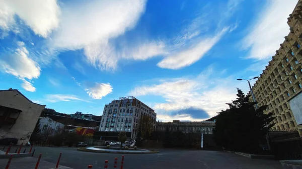 Byggandet av Georgiens regering och molnigt luftrum i Tbilisi. — Stockfoto