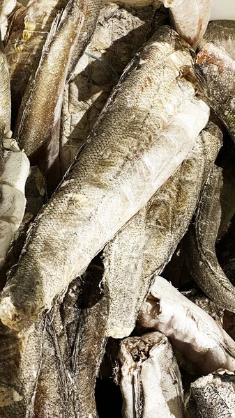 Peces congelados en el mostrador de la tienda. Peces sin cabeza ni cola . — Foto de Stock