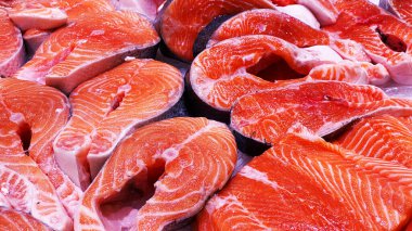 Tezgahın üzerinde taze somon bifteği. Satılık çiğ kırmızı balık. Deniz ürünleri dükkanı..