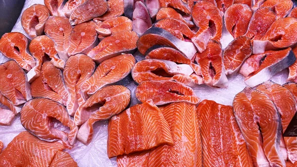 Steki świeżego łososia na ladzie w lodzie. Surowa czerwona ryba na sprzedaż. Sklep z owocami morza. — Zdjęcie stockowe