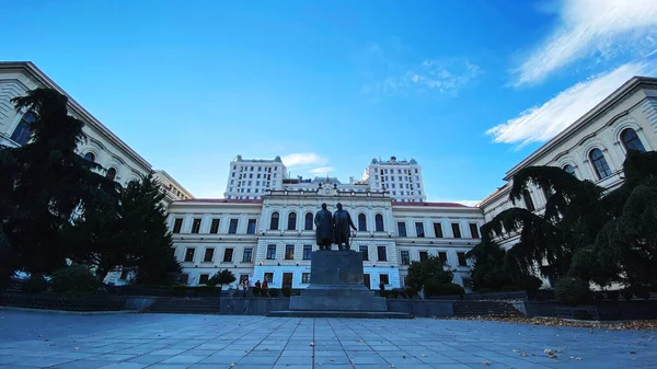 TBILISI, GEORGIA 19. DEZEMBER 2019: Rustaveli Prospect erste öffentliche Schule in Tiflis, Georgien — Stockfoto