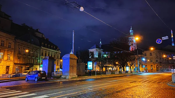 乌克兰利沃夫- 2019年12月7日：利沃夫古城的街道和建筑 — 图库照片