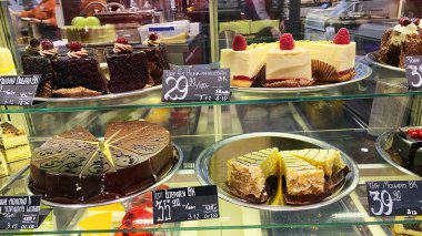 LVIV, UKRAINE - 6 Aralık 2019: Bir mağaza vitrininde farklı tipte kekler. Turizm şehri Lviv 'in yakın plan pastaları..