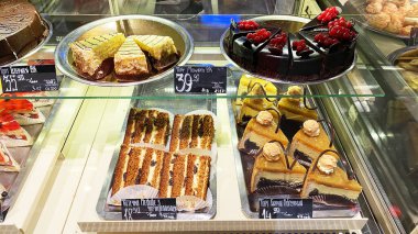 LVIV, UKRAINE - 6 Aralık 2019: Bir mağaza vitrininde farklı tipte kekler. Turizm şehri Lviv 'in yakın plan pastaları..