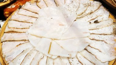 Çok kalorik yemekler hazırlamak için yağlı domuz eti parçaları..