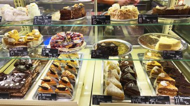 LVIV, UKRAINE - 6 Aralık 2019: Bir mağaza vitrininde farklı tipte kekler. Turizm şehri Lviv 'in yakın plan pastaları..