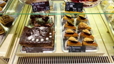 LVIV, UKRAINE - 6 Aralık 2019: Bir mağaza vitrininde farklı tipte kekler. Turizm şehri Lviv 'in yakın plan pastaları..