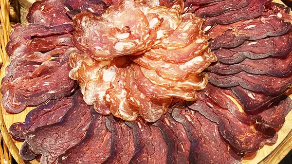 Dunne gesneden worsten in een winkel. Traditionele vleesproducten, gekookte en gerookte worst — Stockfoto