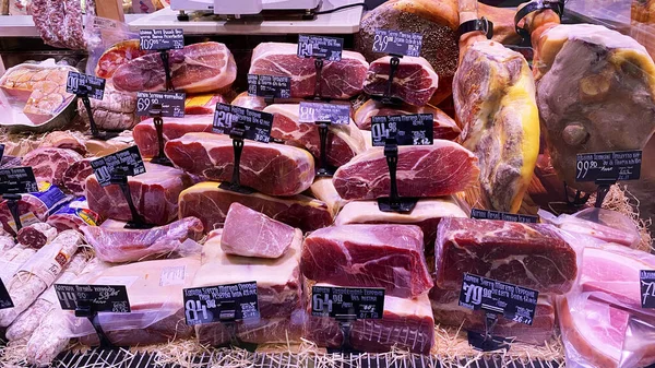 LVIV, UKRAINE - 6 Aralık 2019: Sosis ve et ürünleri dükkânı. Dükkanların raflarında farklı sosis ve et ürünleri var.