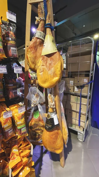 LVIV, UCRAINA - 6 dicembre 2019: Appetitoso jamon (jamon) appeso al supermercato . — Foto Stock