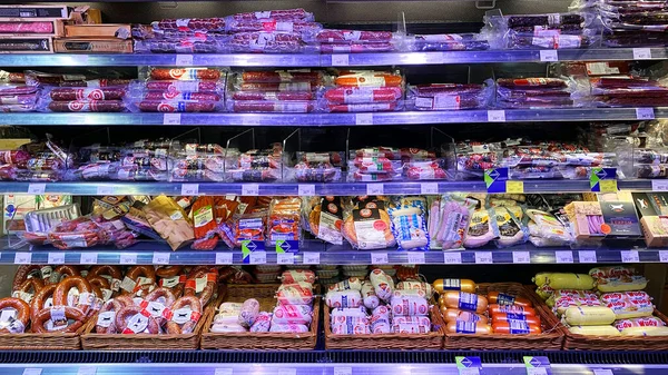 LVIV, UKRAINE - 6 grudnia 2019: Sklep z kiełbasami i produktami mięsnymi. Szeroki wybór różnych kiełbas i wyrobów mięsnych na półkach sklepowych — Zdjęcie stockowe