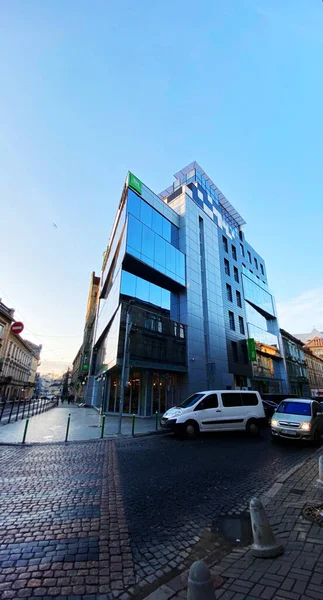 Lviv, Ukrajna - December 07, 2019: Modern épületek a történelmi része Lviv, Ukrajna. — Stock Fotó