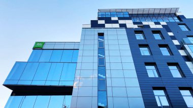 Lviv, Ukrayna - 08 Aralık 2019: Lviv, Ukrayna 'nın tarihi kesimindeki modern binalar.