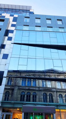 Lviv, Ukrayna - 08 Aralık 2019: Lviv, Ukrayna 'nın tarihi kesimindeki modern binalar.