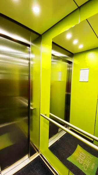 Nowa nowoczesna konstrukcja kabiny windy — Zdjęcie stockowe
