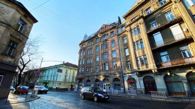 Lviv, Ukrayna - 08 Aralık 2019: Eski Lviv kentinin sokakları ve mimarisi