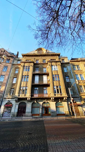 Lviv, Ukraine - 08. Dezember 2019: Straßen und Architektur der Altstadt von Lviv — Stockfoto