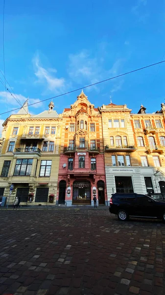 Lviv, Ucrania - 08 de diciembre de 2019: Calles y arquitectura de la ciudad vieja de Lviv — Foto de Stock