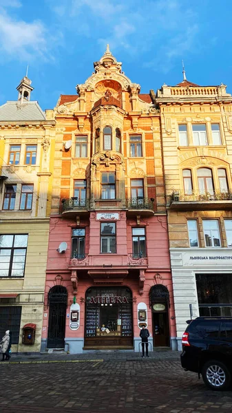 Lviv, Ucrania - 08 de diciembre de 2019: Calles y arquitectura de la ciudad vieja de Lviv — Foto de Stock