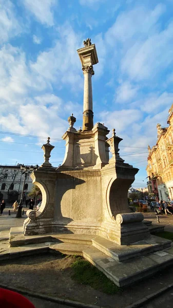 Lviv, Ukraine - 08 décembre 2019 : Église Bernardine et Monastère Rues et architecture de la vieille ville de Lviv — Photo