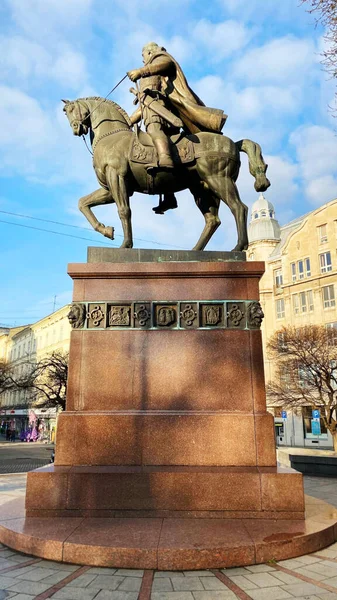 Lviv, Ukraina - 8 december 2019: Monument till kung Danylo. Gator och arkitektur i den gamla staden Lviv — Stockfoto