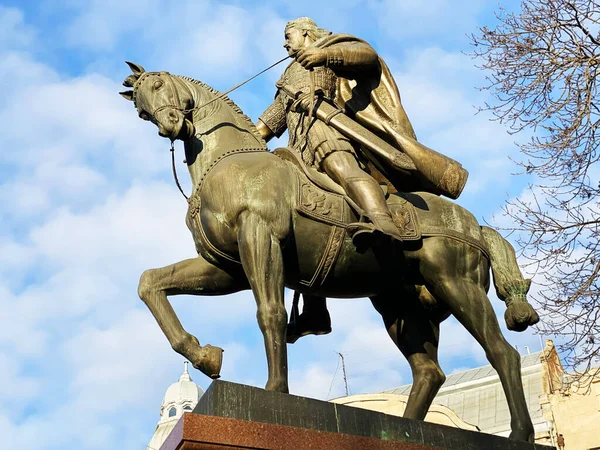 Lviv, Ukraine - December 08, 2019: Μνημείο για τον βασιλιά Danylo. Δρόμοι και αρχιτεκτονική της παλιάς πόλης του Lviv — Φωτογραφία Αρχείου