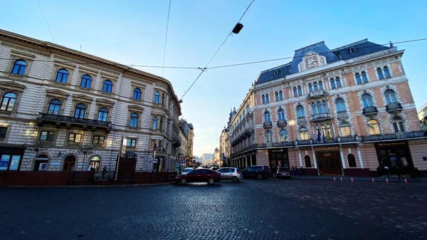 乌克兰利沃夫- 2019年12月8日：利沃夫古城的街道和建筑 — 图库照片