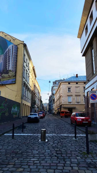 Lviv, Ucrania - 08 de diciembre de 2019: Calles y arquitectura de la ciudad vieja de Lviv — Foto de Stock