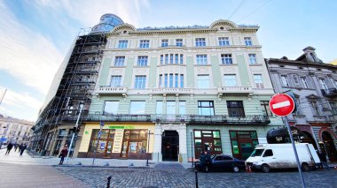 Lviv, Ukrayna - 08 Aralık 2019: Eski Lviv kentinin sokakları ve mimarisi