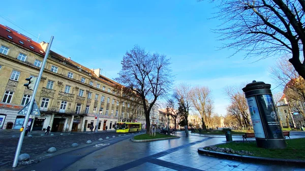 Lwów, Ukraina - 08 grudnia 2019: Ulice i architektura starego miasta Lwowa — Zdjęcie stockowe