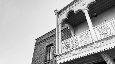 Eski Tiflis, Georgia 'da ahşap bir balkon.