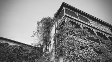 Eski Tiflis, Georgia 'da ahşap bir balkon.
