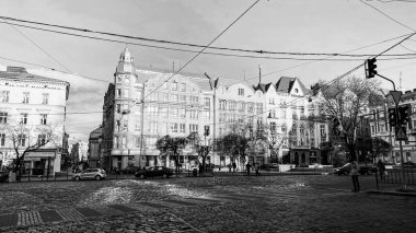 Lviv, Ukrayna - 08 Aralık 2019: Eski Lviv kentinin sokakları ve mimarisi