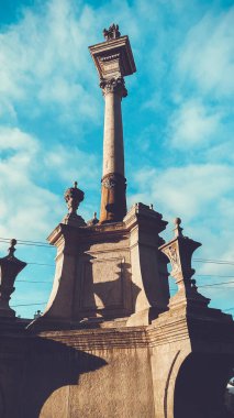 Lviv, Ukrayna - 08 Aralık 2019: Bernardine Kilisesi ve Manastırı. Eski Lviv şehrinin anıtı ve mimarisi
