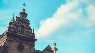 Lviv, Ukrayna - 08 Aralık 2019: Bernardine Kilisesi ve Manastır Sokakları ve eski şehir Lviv 'in mimarisi