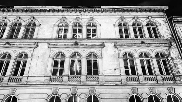 Edificios antiguos en la parte histórica de Lviv, Ucrania — Foto de Stock