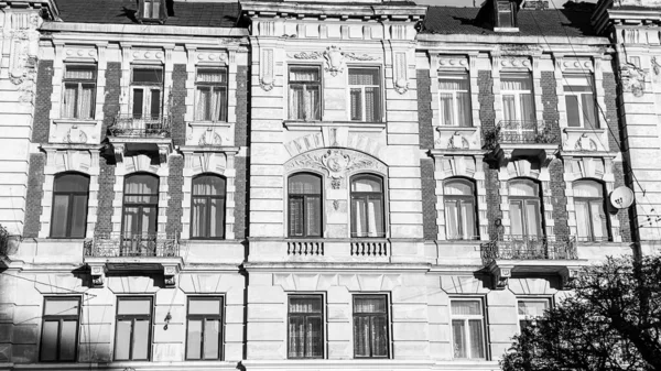 Edificios antiguos en la parte histórica de Lviv, Ucrania — Foto de Stock