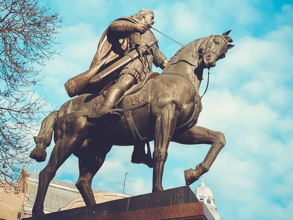 Lviv, Ucrania - 08 de diciembre de 2019: Monumento al rey Danylo. Calles y arquitectura de la ciudad vieja de Lviv —  Fotos de Stock