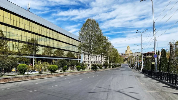 TBILISI, GEORGIA - 17. APRIL 2020: Leeres Tiflis, die Straße ist normalerweise mit Käufern und Verkehr blockiert. — Stockfoto