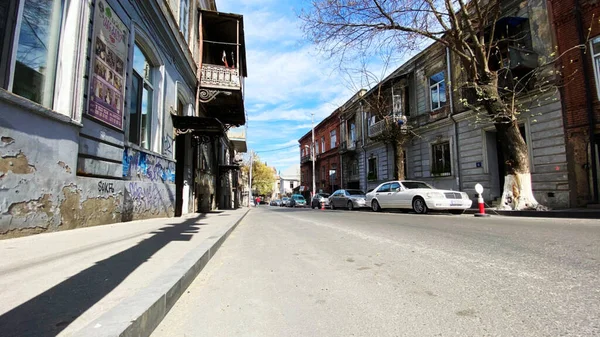 TBILISI, GEORGIA - ABRIL 17, 2020: Vazio Tbilisi, Rua é normalmente bloqueado com compradores e tráfego . — Fotografia de Stock