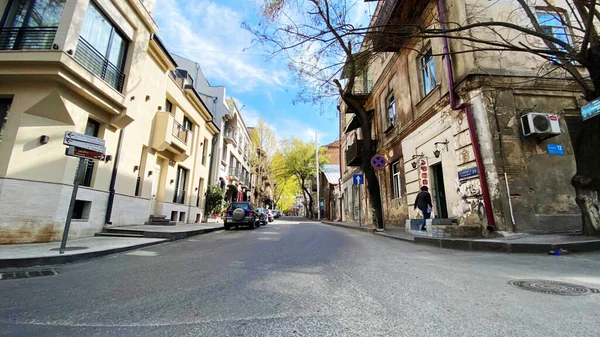 TBILISI, GEORGIA - 17 DE ABRIL DE 2020: Tbilisi vacío, la calle está normalmente atascada con compradores y tráfico . —  Fotos de Stock