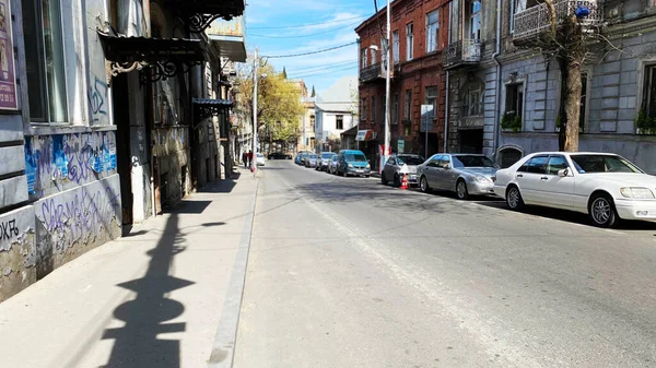 TBILISI, GEORGIA - 17 DE ABRIL DE 2020: Tbilisi vacío, la calle está normalmente atascada con compradores y tráfico . —  Fotos de Stock