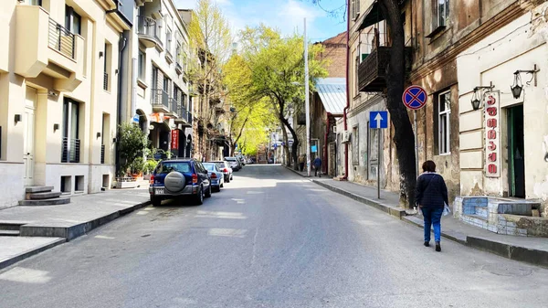 TBILISI, GEORGIA - 17 DE ABRIL DE 2020: Tbilisi vacío, la calle está normalmente atascada con compradores y tráfico . —  Fotos de Stock