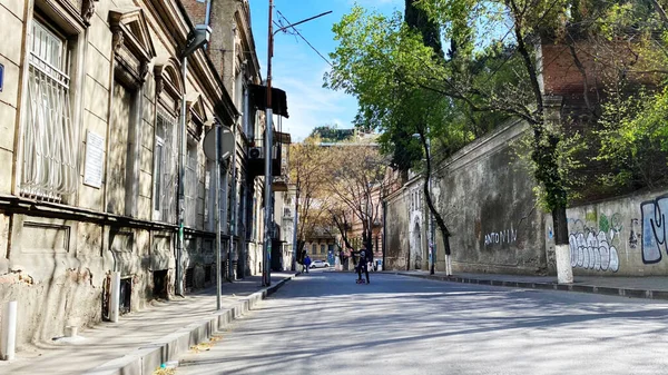 TBILISI, GEORGIA - 17 DE ABRIL DE 2020: Tbilisi vacío, la calle está normalmente atascada con compradores y tráfico . — Foto de Stock